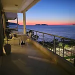 Splendid Sea View, Great Location! アパート Vlorë