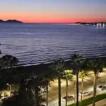 Splendid Sea View, Great Location! アパート