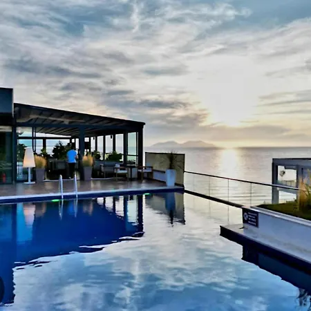 Splendid Sea View, Great Location!