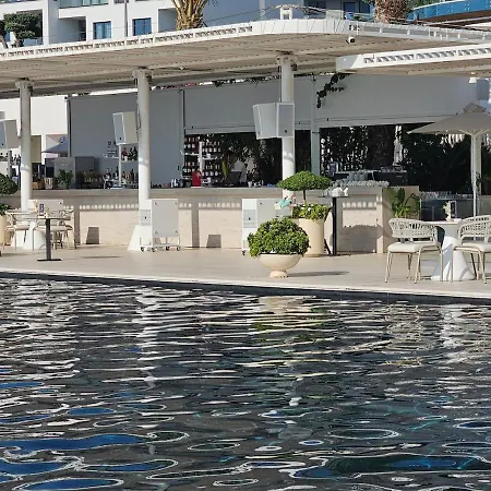 Splendid Sea View, Great Location! דירה